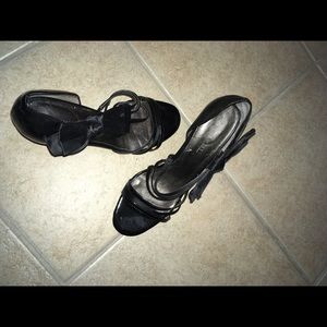Nine West 8 1/2 M dress shoes with bow on side.